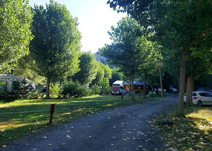 Kamp alanı Camping Llavorsi *